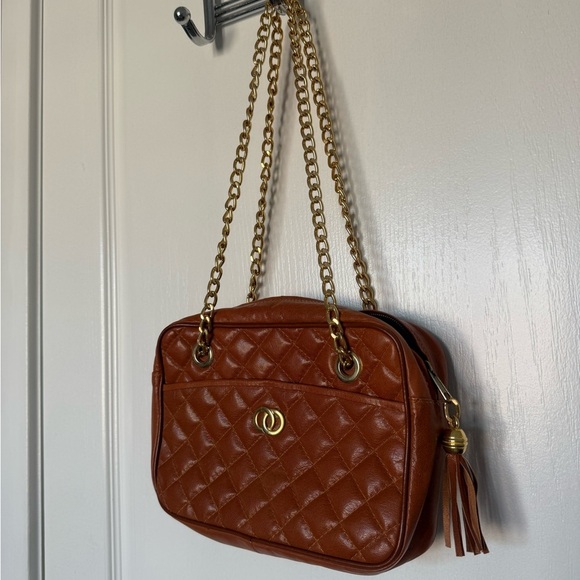 Luxurious Quilted Leather Shoulder Bag with Gold Accents - Picture 2 of 7
